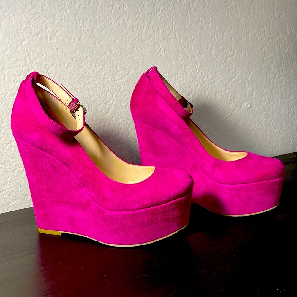 Fun and sassy suede platform Boutique9 heels!
